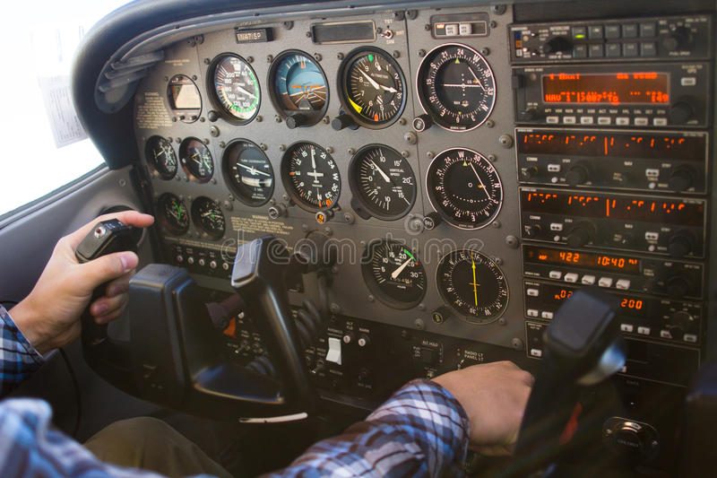 cessna-cockpit-airplane-flight-instrument-panel-pilot-s-view-93053678.jpg